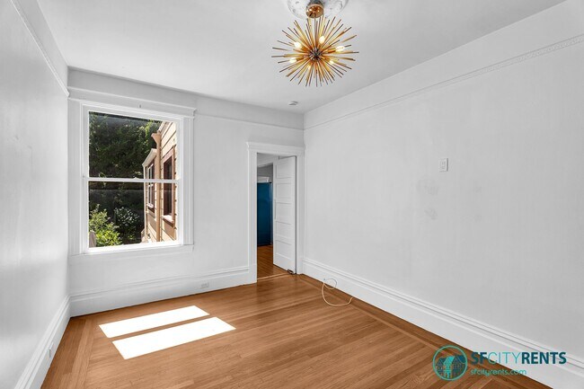 Foto del edificio - Castro/Eureka Valley: Top Floor Flat w/ in-unit W/D & Shared Yard