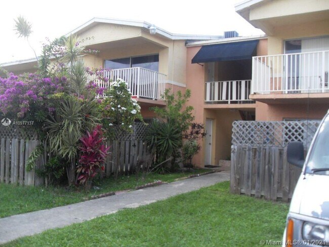 Building Photo - 4550 NW 79th Ave