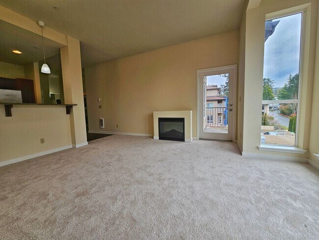 Building Photo - Short Term Rental-5 Months ONLY. 2 Bed 2 B...