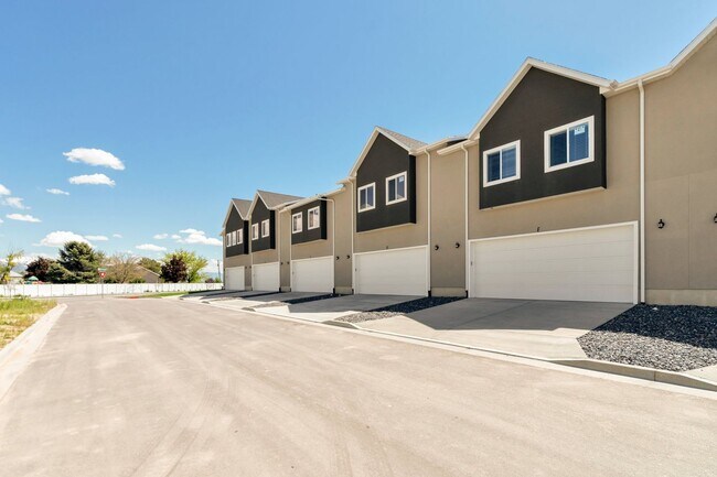 Foto del edificio - Enormous 3 Bed - 2 Bath Pet Friendly Townhome with Large Unfinished Basement! - Available on Augu...