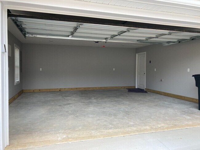 Foto del edificio - **Luxurious Condo Ready for Move-in**