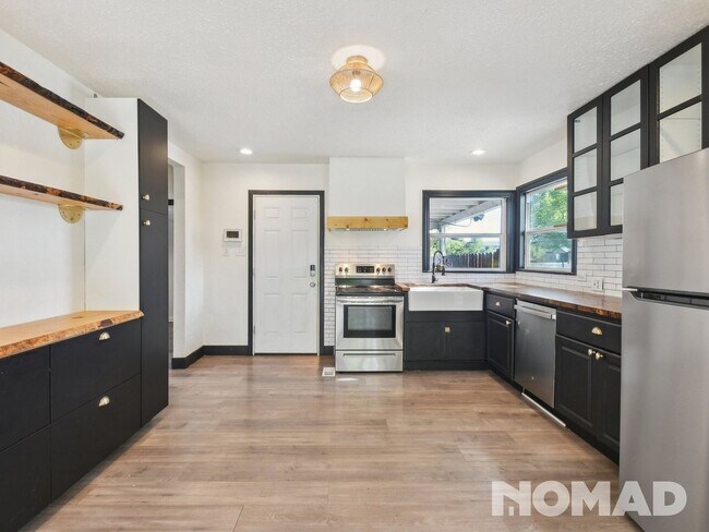 Building Photo - Newly Renovated 3 Bedroom Home