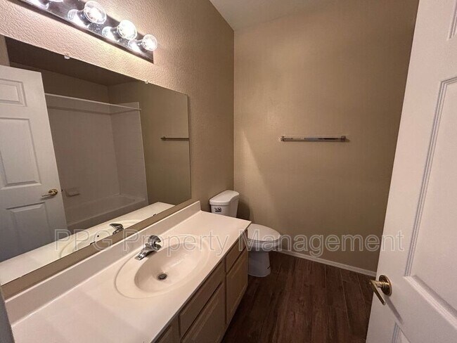 Foto del edificio - 9555 E Raintree Dr