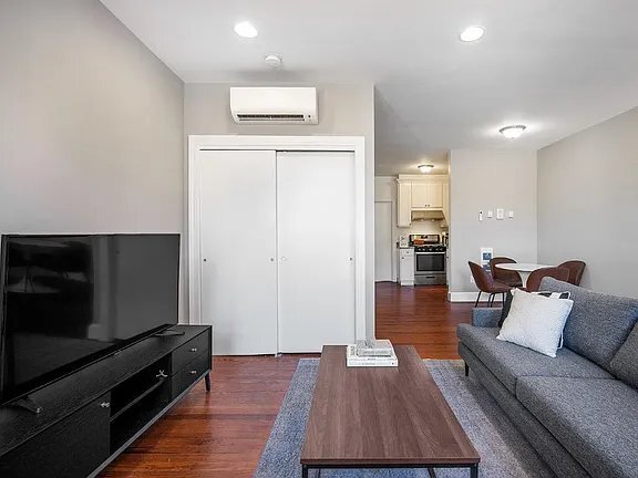 Photo - 333 C St SE Apartment