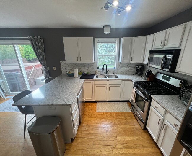 Building Photo - 2596 Lenwood Ln NE