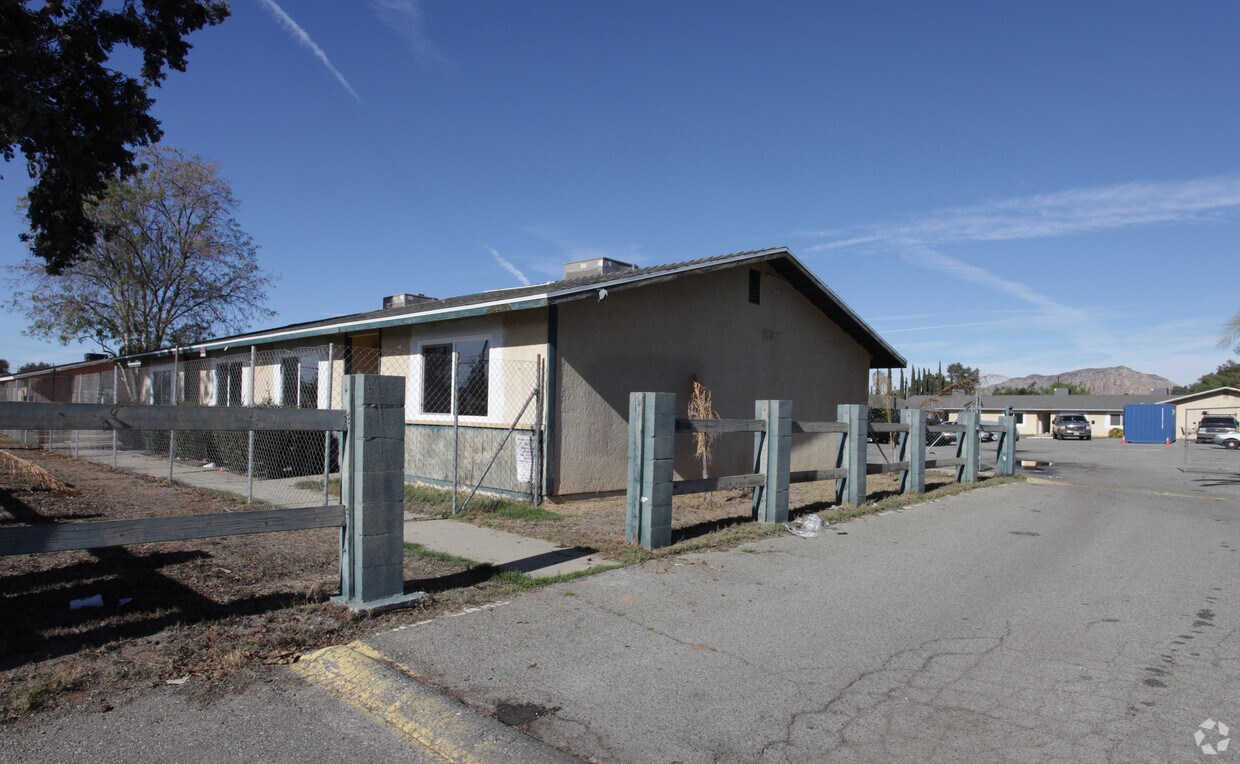 Primary Photo - 24420 Myers Ave
