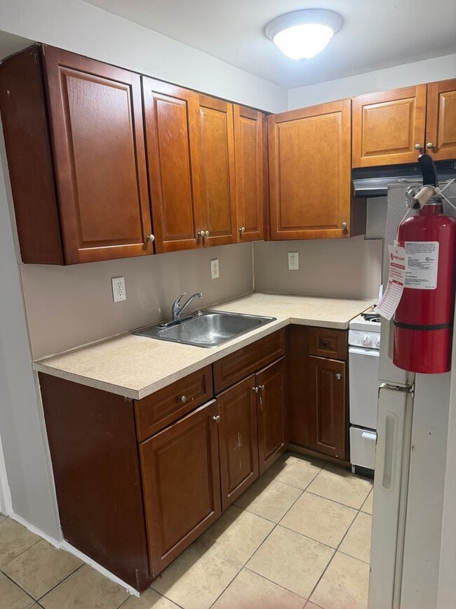 Building Photo - 326 1/2 Laurel Ave