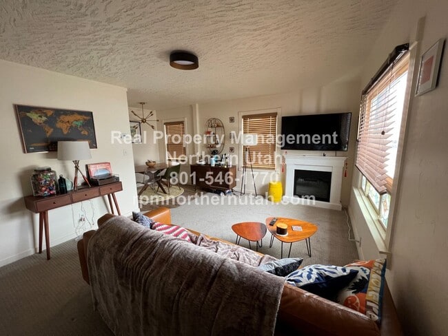 Building Photo - Lovely 4 Bedroom  2 Bath House Available i...