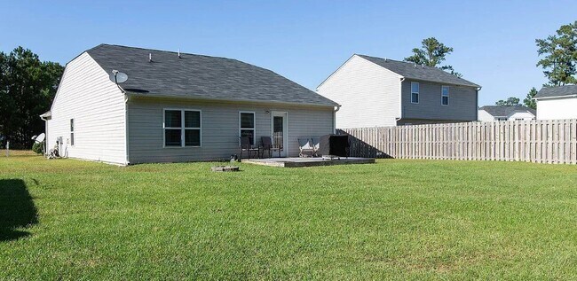 Building Photo - Charming 3 bedroom 2 bath ranch style home...