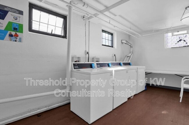 Building Photo - 451 E Town St