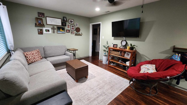 Building Photo - 906 Penrod Dr