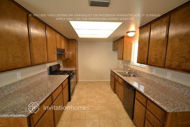 Building Photo - 318 W 10th Pl