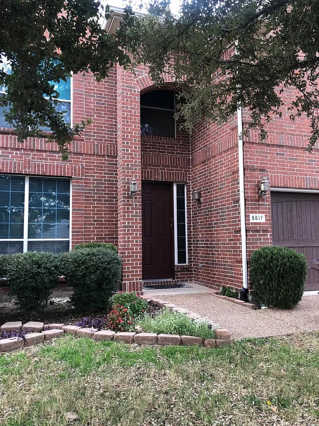 Foto del edificio - 5517 Crimson Oaks Dr