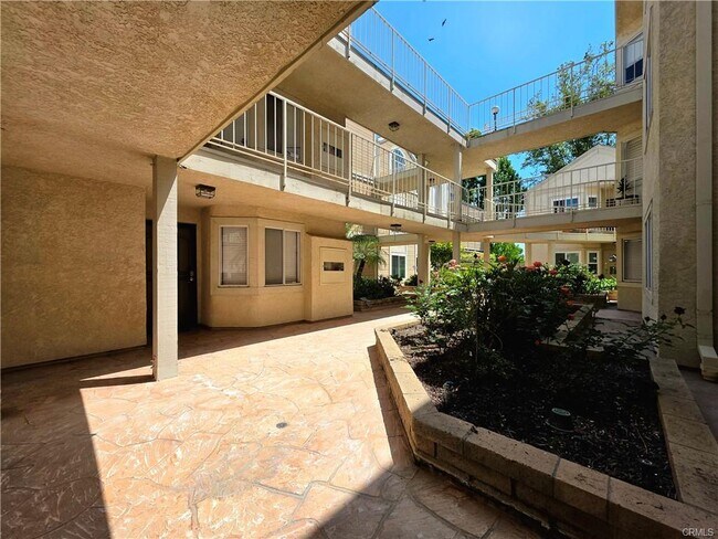 Foto del edificio - 3845 Farquhar Ave