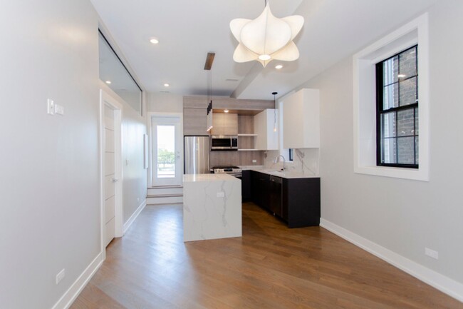 Foto del edificio - Luxury 1 Bed in Neighborhood Walk-Up Building