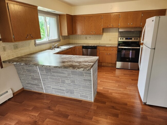 Foto del edificio - N 64 W23356-W24126 Main St