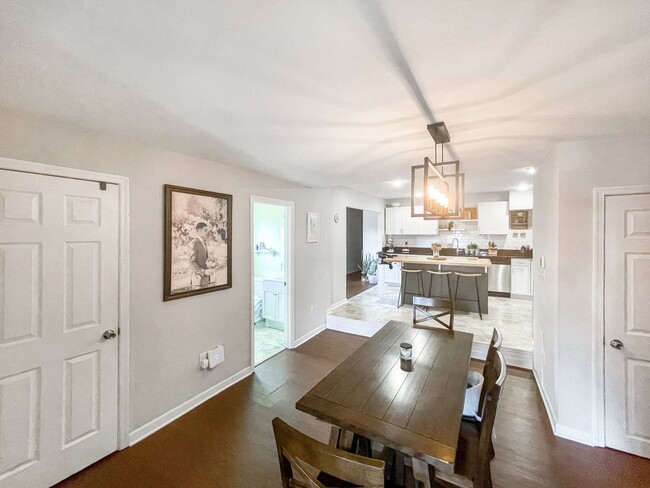 Foto del edificio - Updated single-family home in the heart of...
