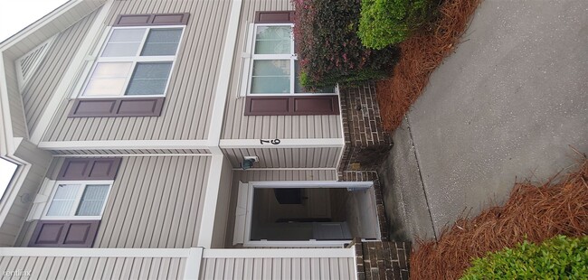 Building Photo - 2 br, 2.5 bath Townhome - 76 Winter Lake Cir