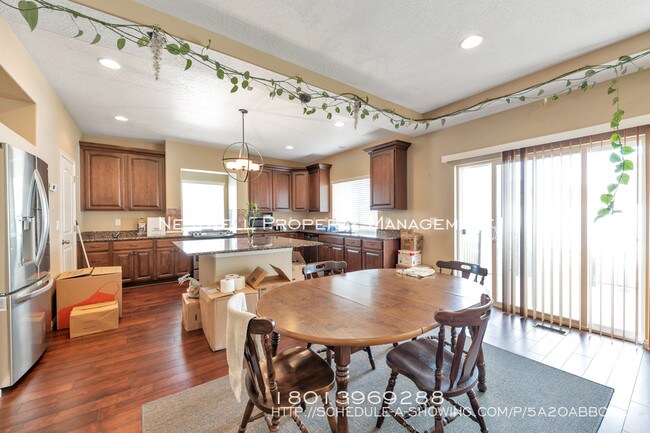 Building Photo - Amazing 7 Bedroom South Jordan Home