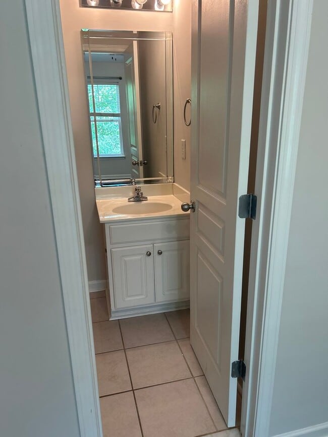 Foto del edificio - Three Bedroom Townhouse Available!