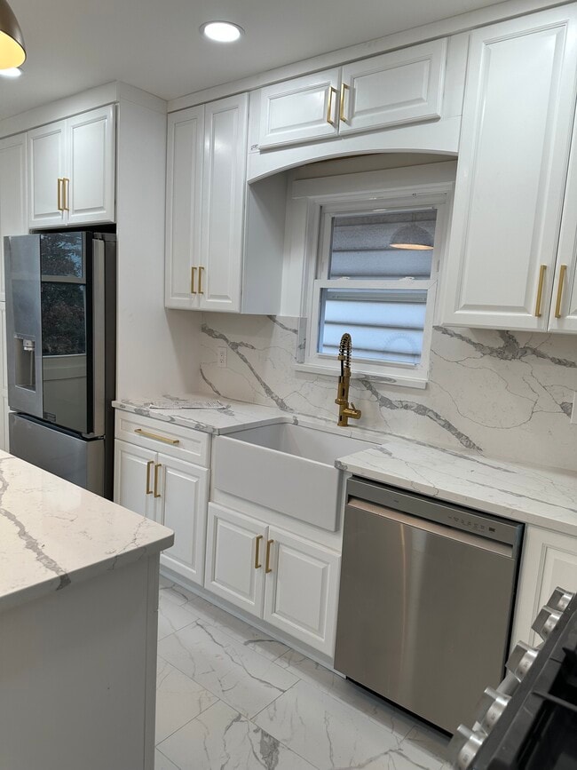 Farmers sink. large amount of cabinet space - 859 Avenue C
