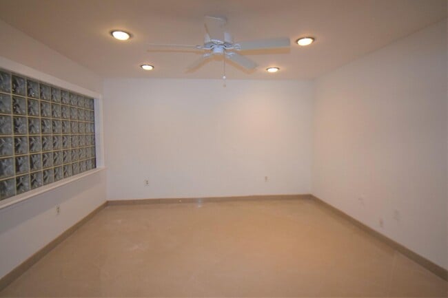 Building Photo - 2878 Donnelly Dr