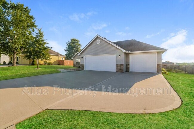 Building Photo - 902 SW Bobcat St