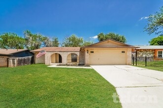 Building Photo - 15022 Old Creek St