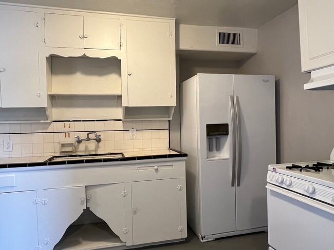 Building Photo - 3 Bedroom 2 Bath Home! close to the UofA!