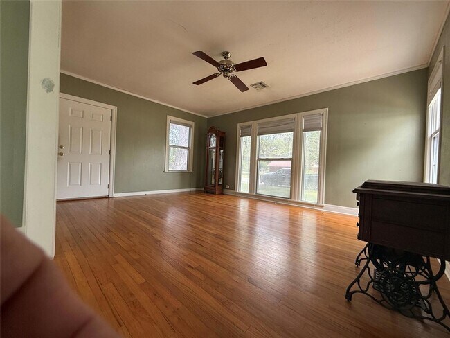 Foto del edificio - 231 E Live Oak St