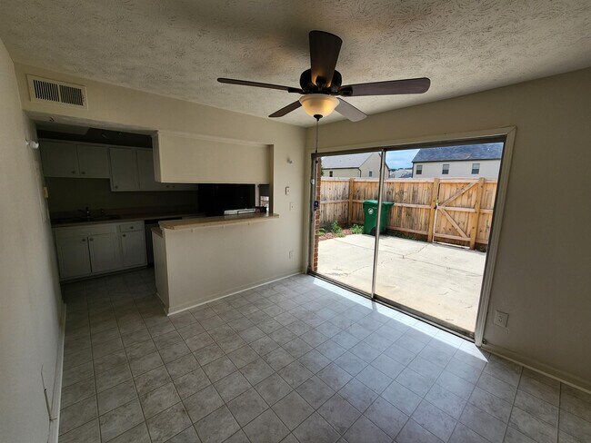 Building Photo - 3250 Strawberry Ln