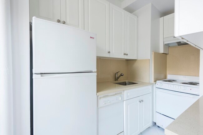 Building Photo - Large Pre-War 1-BR in Midtown East
