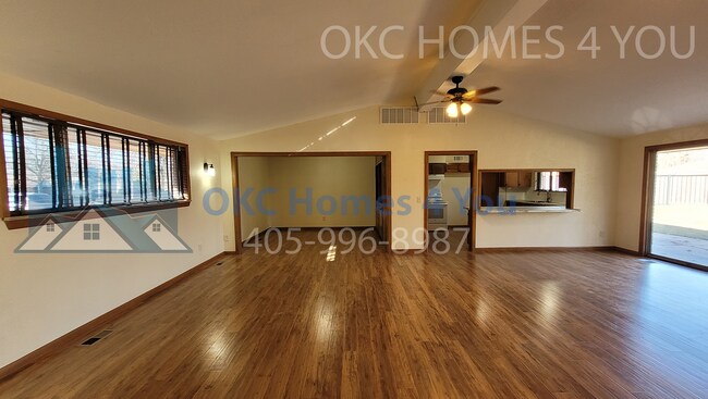 Foto del edificio - Large mid-century modern in Bush Hills 4th Addition - 3 bed, 3 bath!