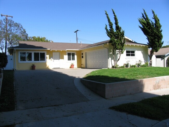 Building Photo - Remodeled 3 Bedroom 2 Bath Plus Office Sin...