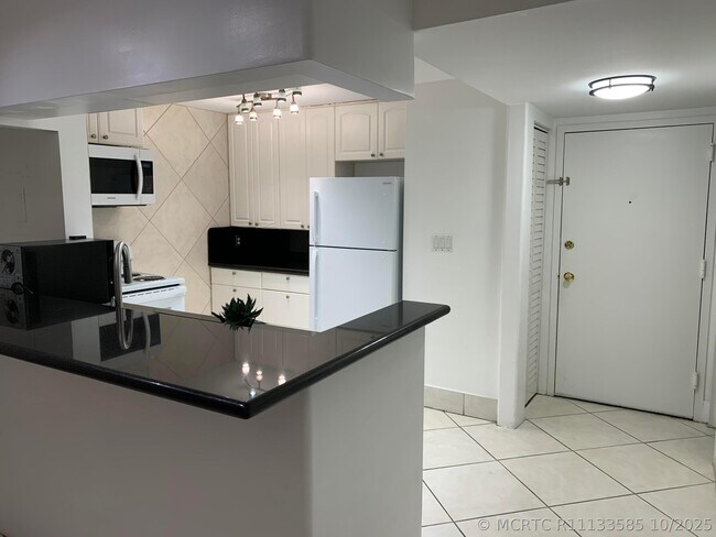 Foto del edificio - 2935 NE 163rd St