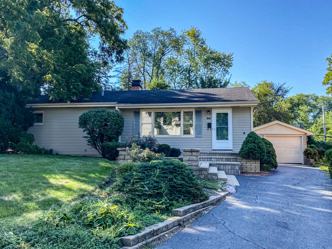 Foto principal - 842 Wellner Rd