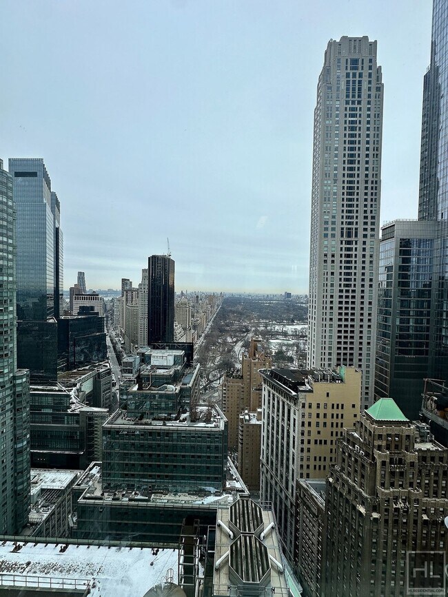 Foto del edificio - 2 bed 2 bath Unbelievable Price - 235 WEST...