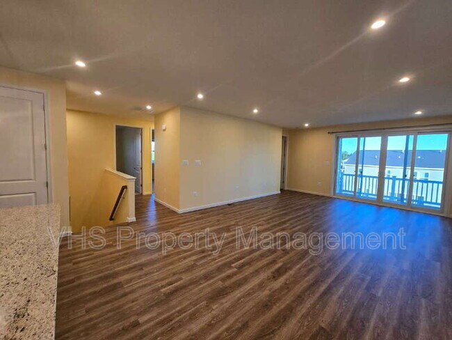 Foto del edificio - 754 Round Hill Rd