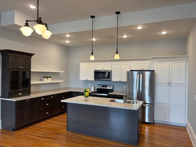 Building Photo - 219 3rd Ave SW