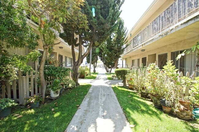 Foto del edificio - 2407 Ruhland Ave