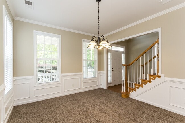 Building Photo - 83 Oak Park Square