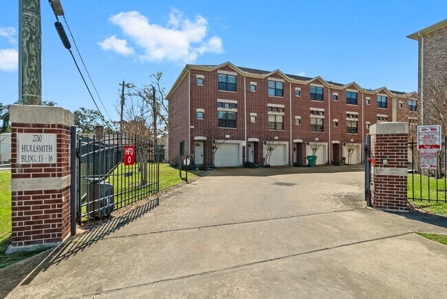 Foto del edificio - 2710 Hullsmith Dr