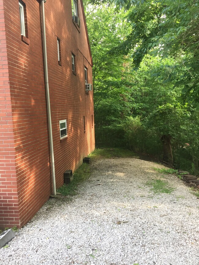 Building Photo - Forest Ave