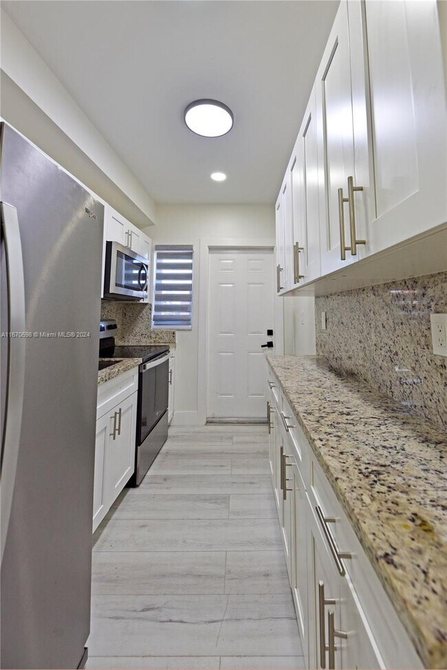 Foto del edificio - 3671 SW 11th St