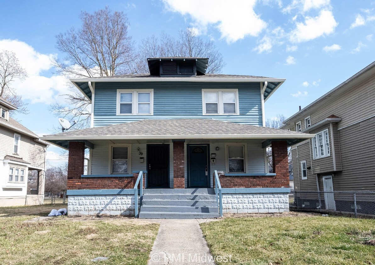 Primary Photo - Charming 3 Bedroom Duplex in Prime Indiana...