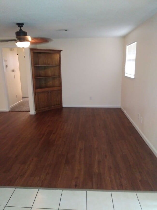 Building Photo - 2 Bed, 1.5 Bath, 2 Car Garage