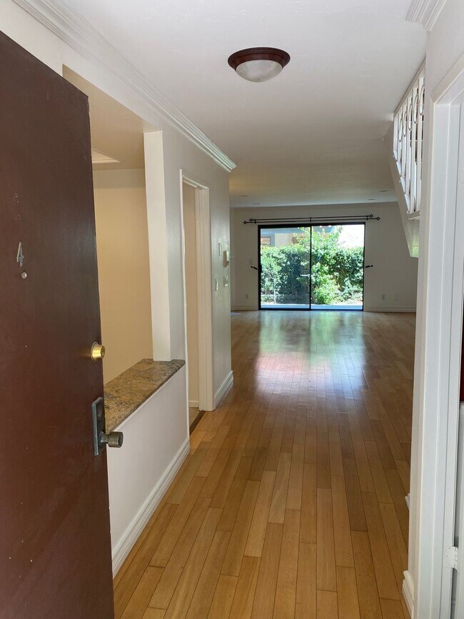 Building Photo - Spacious and Renovated Santa Monica Townho...