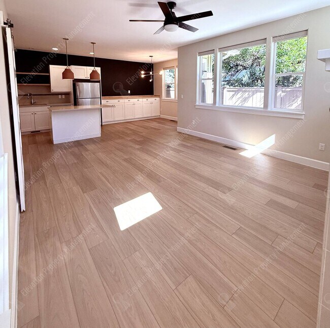 Foto del edificio - Modern 3 BR home in NE Bend near Orchard Park