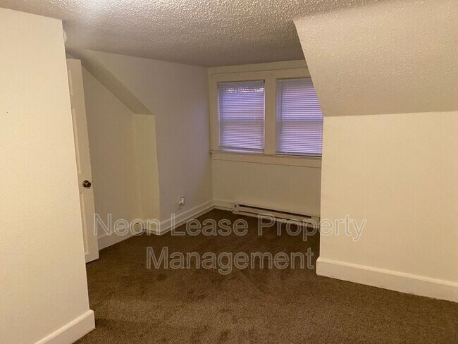 Building Photo - 5 W 9th St