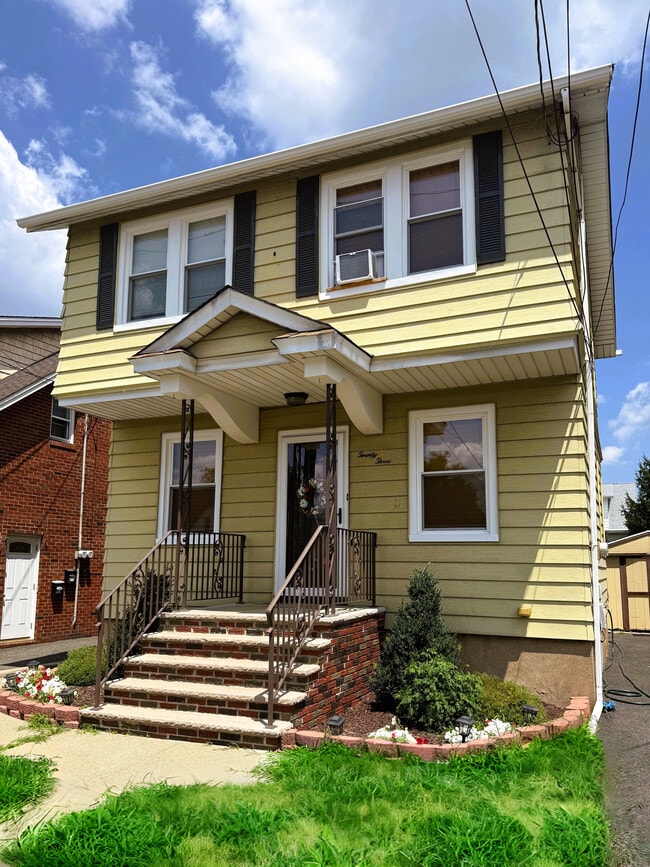Single Family Home w Driveway and Fenced Yard - 23 Stein Ave House